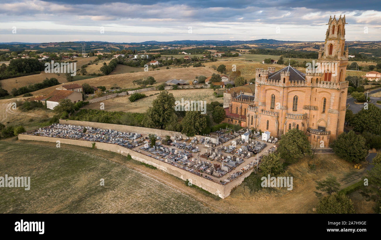 Vue aérienne de l'église Notre-Dame-de-la-Dreche en dehors de la ville d'Albi Banque D'Images