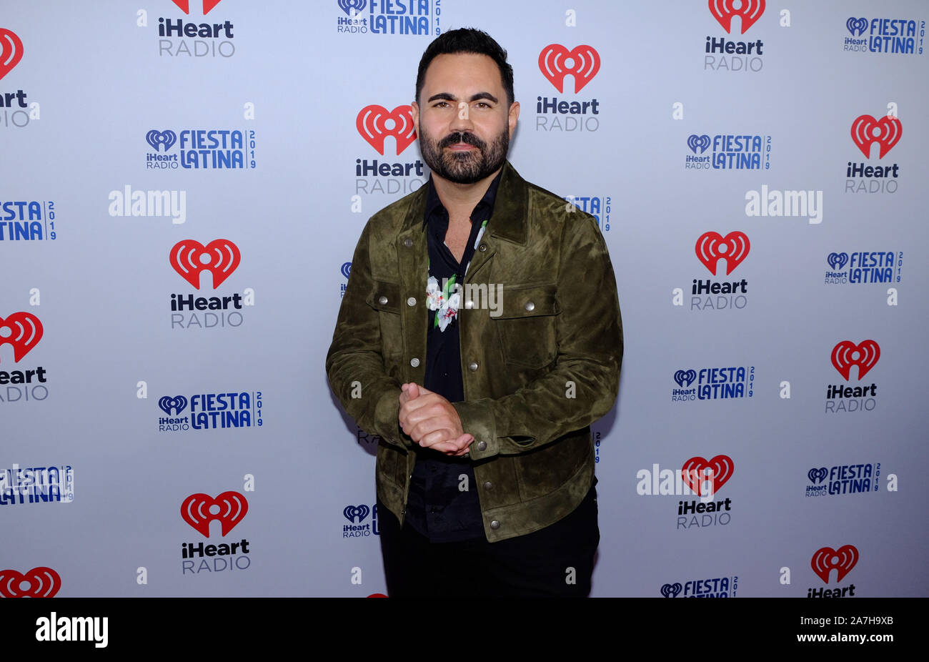 Miami, États-Unis. 09Th Nov, 2019. Enrique Santos, marche le tapis rouge à la Fiesta Latina 2019 iHeartRadio concert à l'American Airlines Arena, à Miami, en Floride, le samedi, Novembre 2, 2019. Photo par Gary JE Rothstein/UPI UPI : Crédit/Alamy Live News Banque D'Images