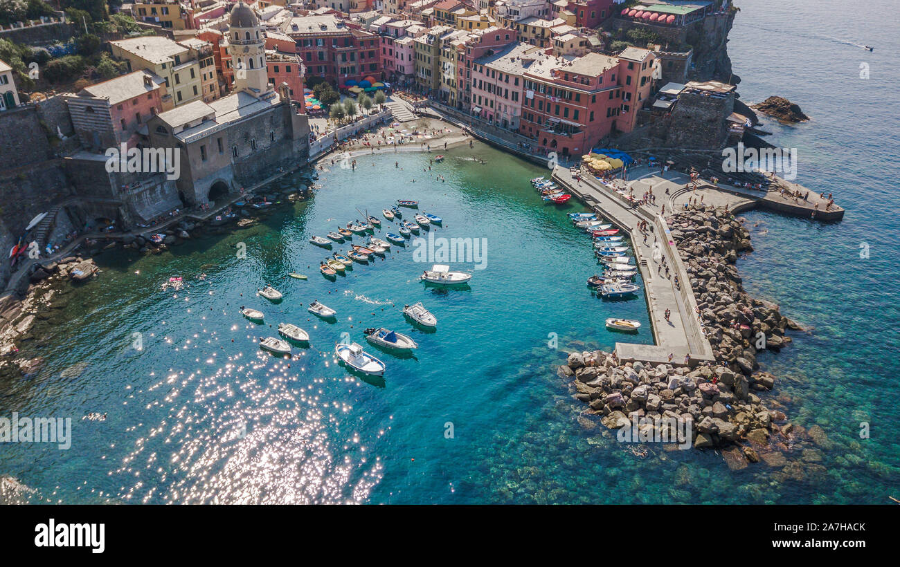 Drone aérien de port de Vernazza à Cinque Terre, Italie Banque D'Images