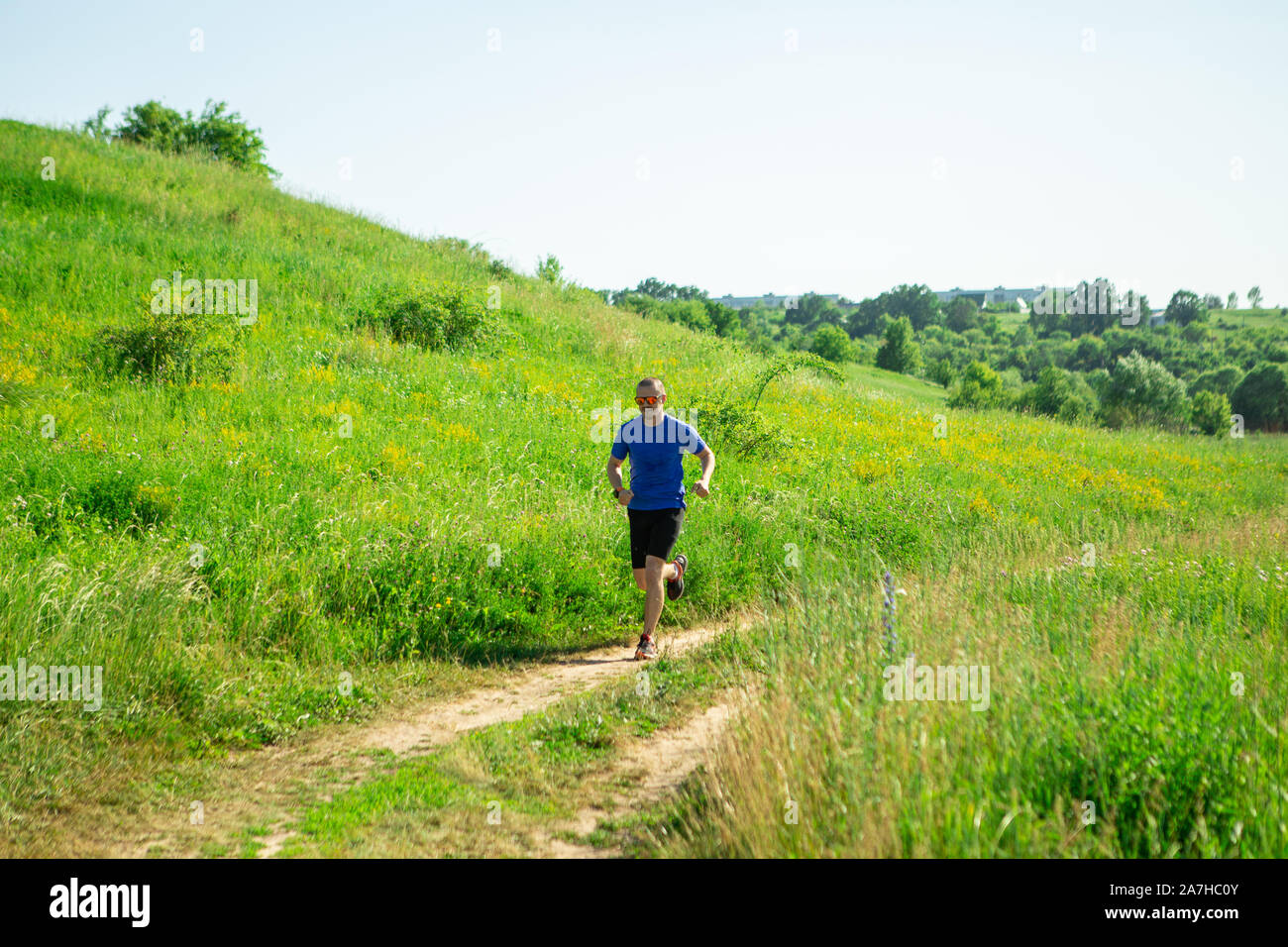 L'homme en jogging runner scène rurale en été Banque D'Images