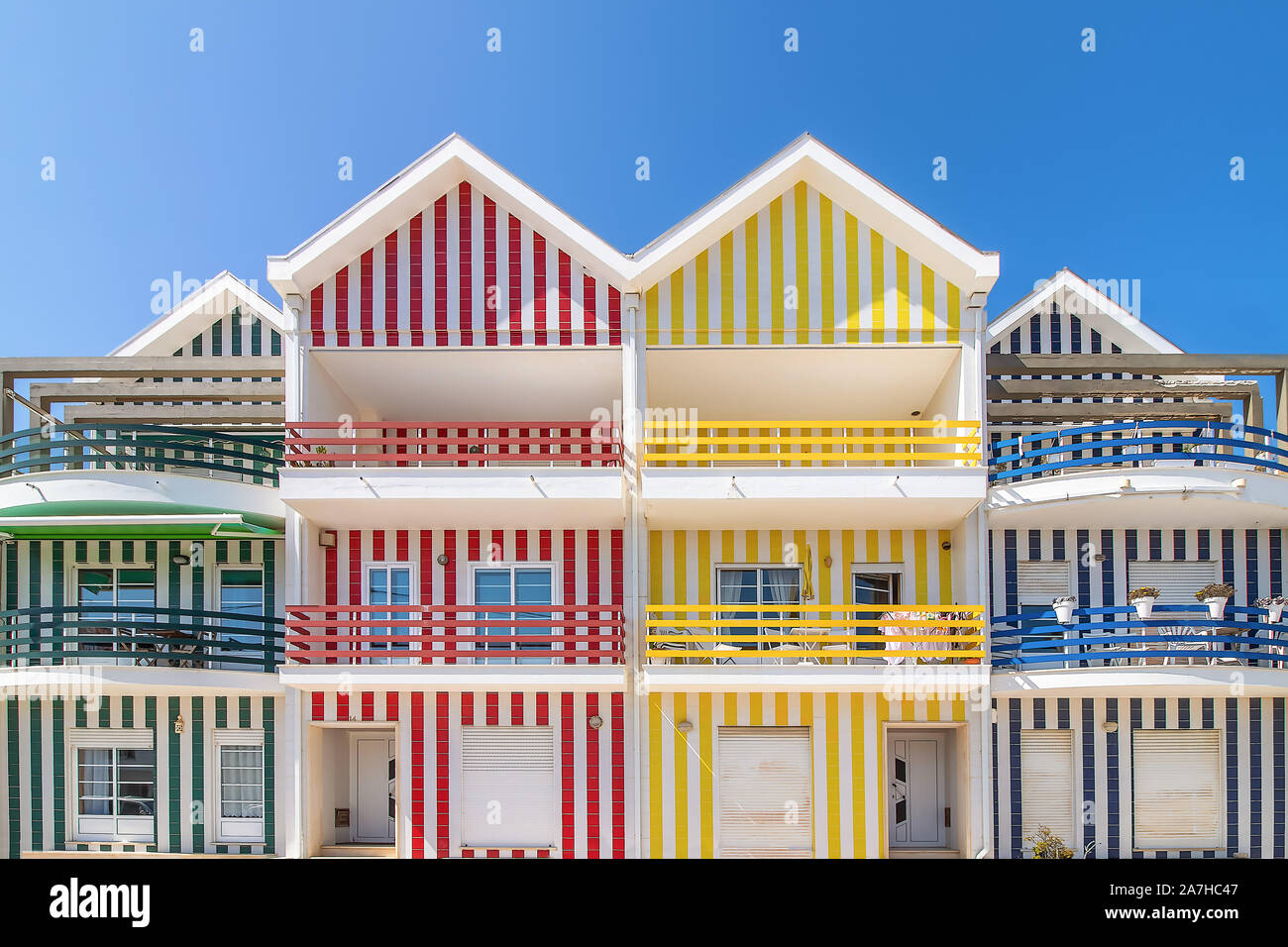 Rue avec ses maisons colorées à Costa Nova, Aveiro, Portugal. Rue avec maisons à rayures, Costa Nova, Aveiro, Portugal. Façades de maisons colorées en C Banque D'Images