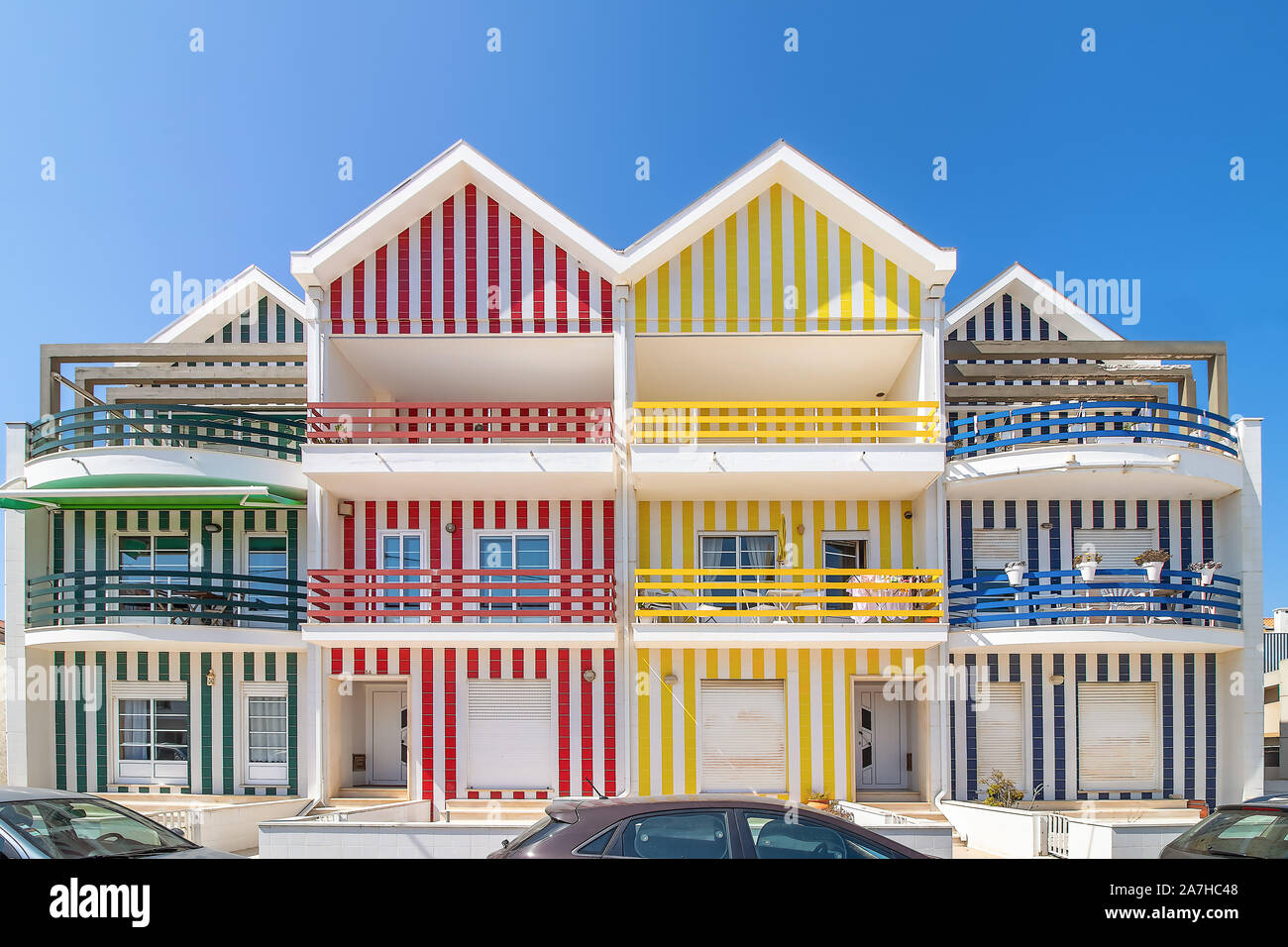 Rue avec ses maisons colorées à Costa Nova, Aveiro, Portugal. Rue avec maisons à rayures, Costa Nova, Aveiro, Portugal. Façades de maisons colorées en C Banque D'Images