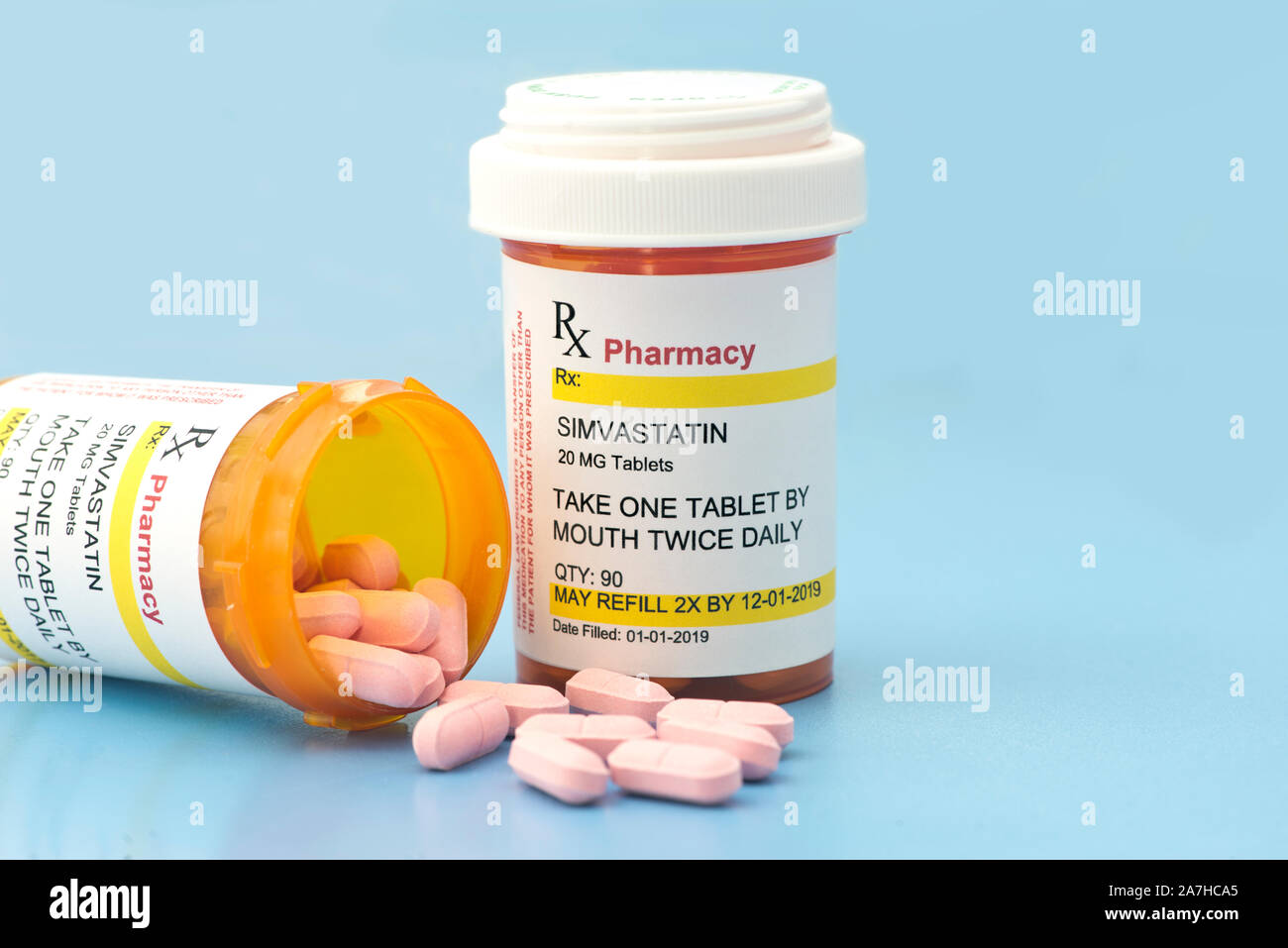 Cholestérol Simvastatin prescription de médicaments sur des bouteilles bleu avec des comprimés roses. Banque D'Images