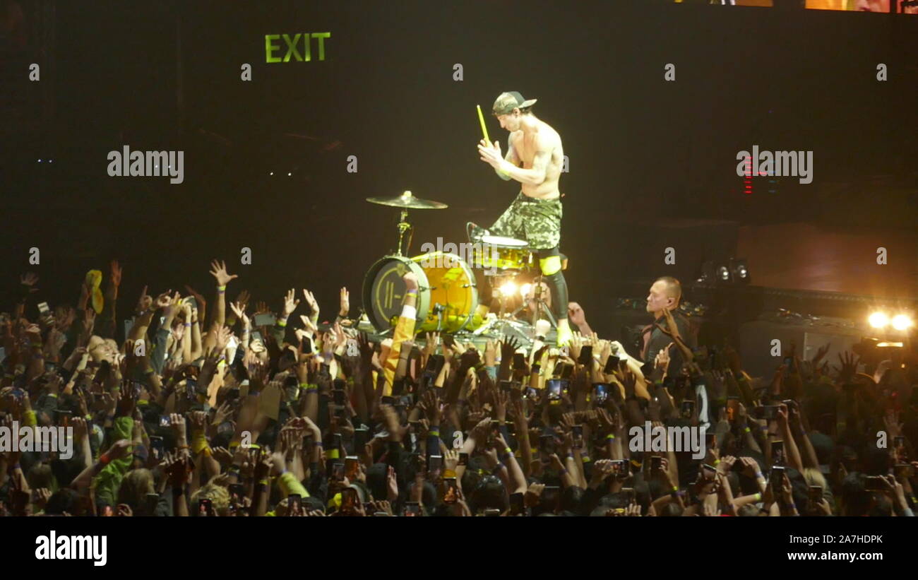 Los Angeles, Californie, USA 1er novembre 2019 le musicien/chanteur Josh Dun de vingt et un pilotes se produit en concert le 1 novembre 2019 sur le Bandito Visite au Staples Center de Los Angeles, Californie, USA. Photo de Barry King/Alamy Stock Photo Banque D'Images