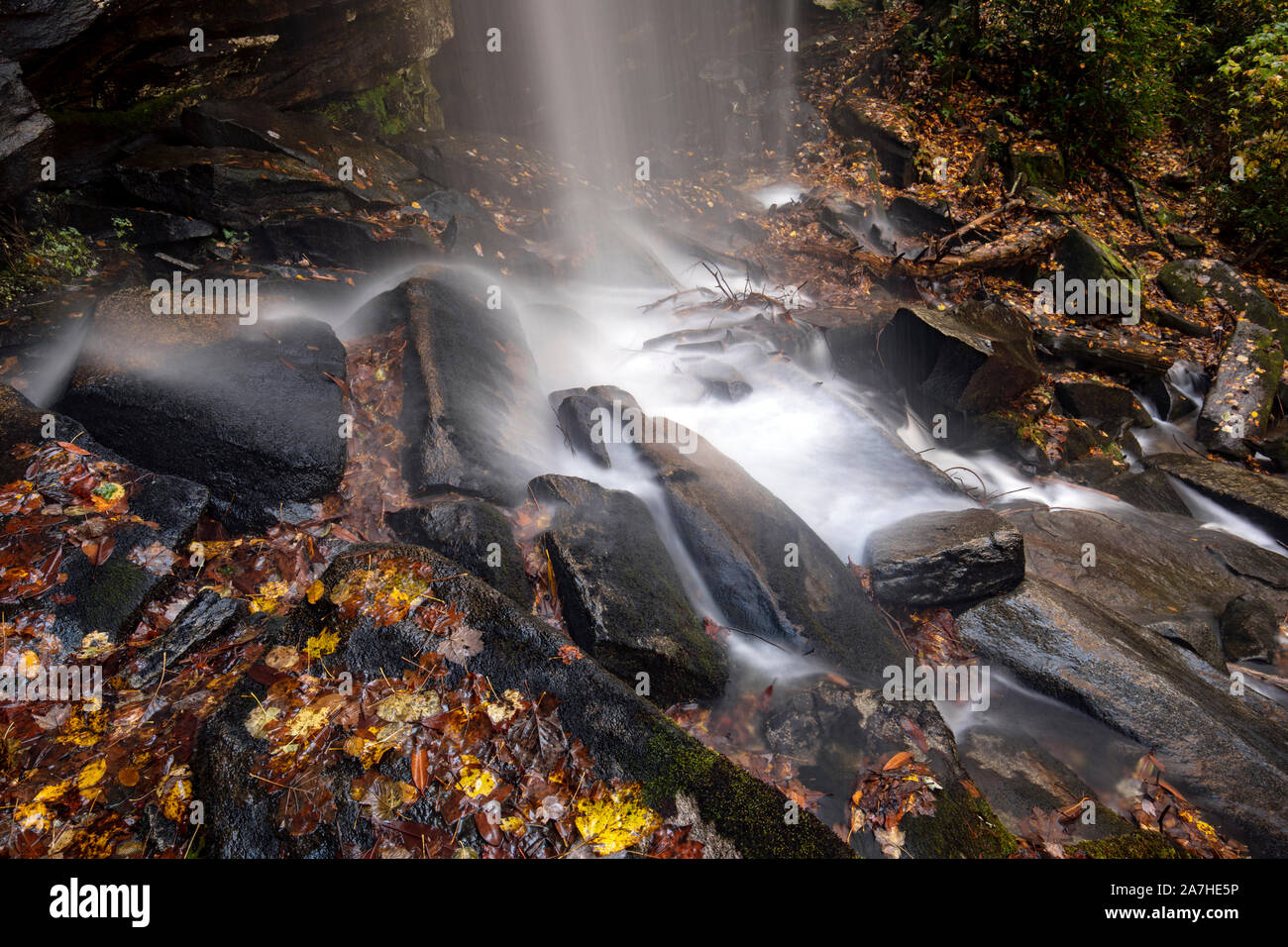 Détails de l'eau et de la roche à Slick Rock Falls - Pisgah National Forest, Brevard, North Carolina, USA Banque D'Images