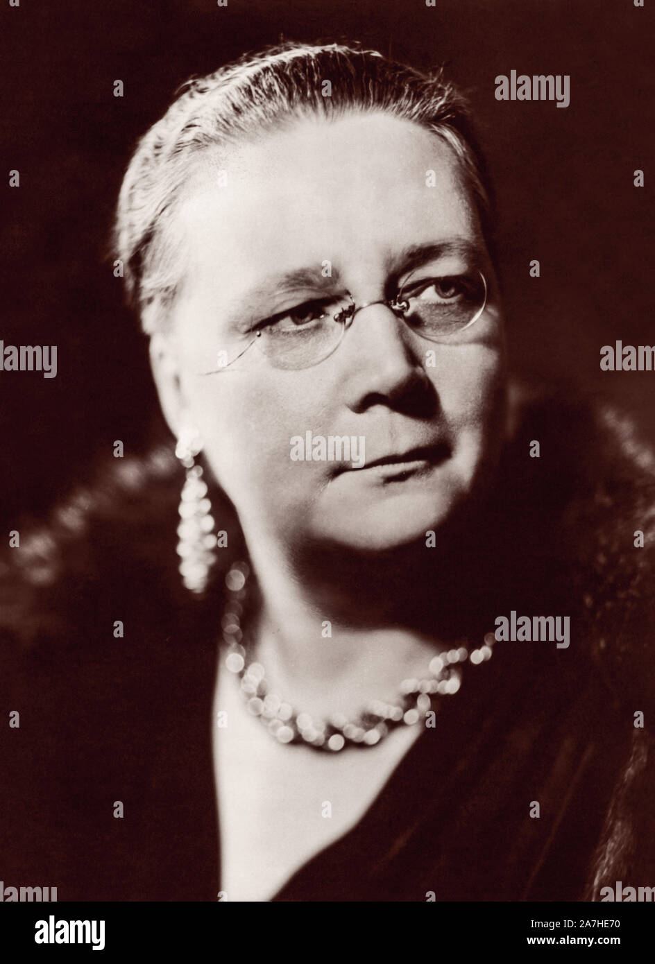 Dorothy Sayers (1893-1957), le célèbre écrivain anglais souvent considéré comme l'un des auteurs britanniques officieusement connu comme 'l'Inklings' (en raison de son amitié avec C.S. Lewis et Charles Williams). Photo par Howard Coster, 1938. Banque D'Images