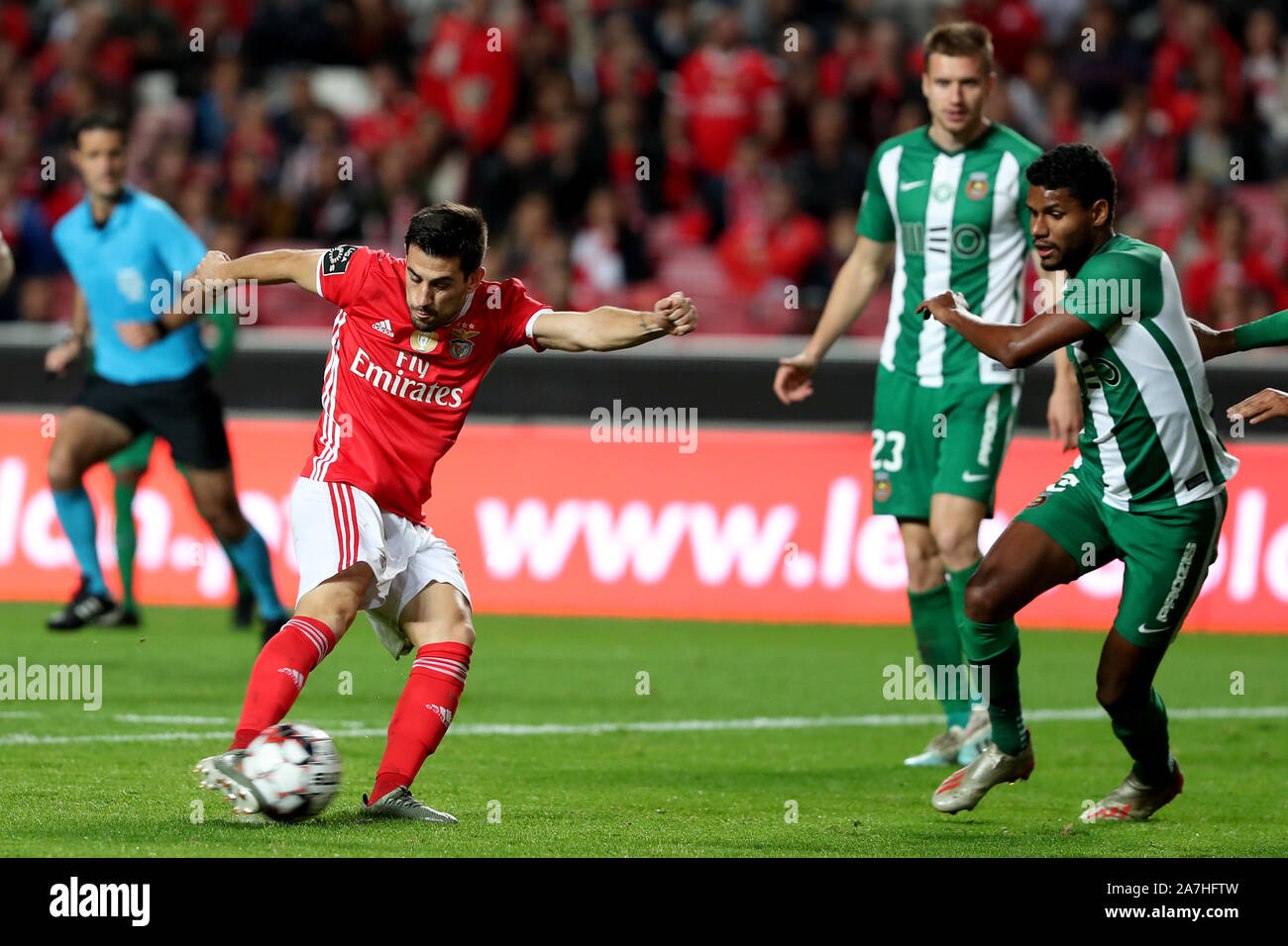 Lisbonne, Portugal. 2e Nov, 2019. Pizzi (L) de pousses à Benfica lors de la Ligue portugaise score match de football contre Rio Ave FC au stade de la Luz à Lisbonne, Portugal, le 2 novembre 2019. Crédit : Pedro Fiuza/Xinhua/Alamy Live News Banque D'Images