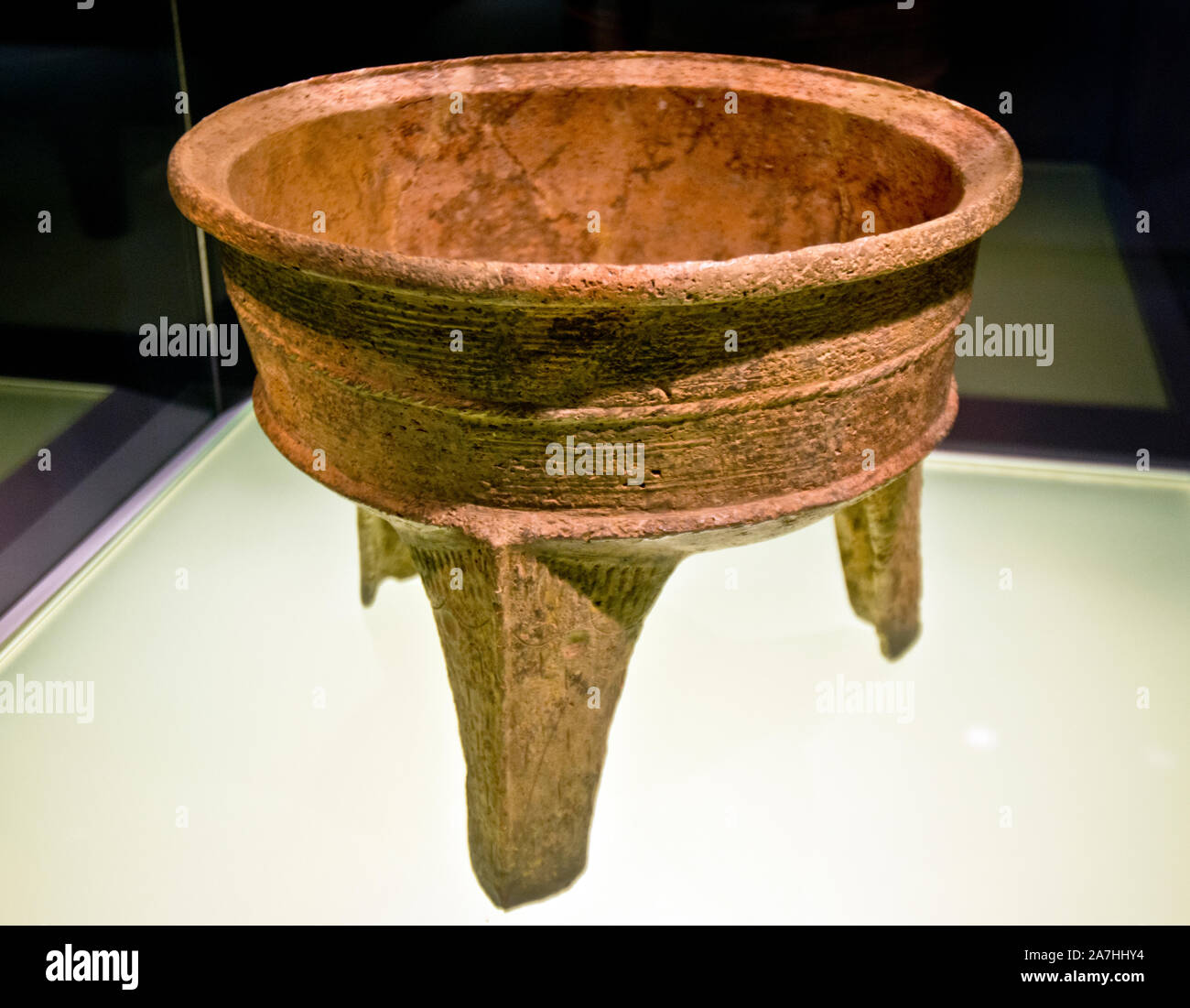 La poterie rouge en forme de bassin. Culture Songze 3800-3200 (B,C). Musée de Shanghai, Chine. Banque D'Images