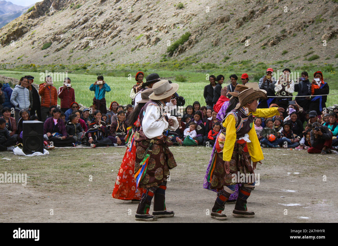 Tibetian- chinois fête traditionnelle avec la danse culturelle au cours de sélection en tête de moine dans le monastère de Dho Tarap, Dolpa, Népal Tibet- frontière. Banque D'Images