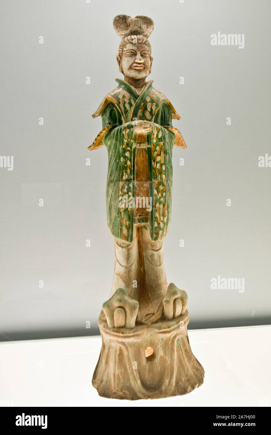 Porcelaine chinoise : figurine en poterie vernie polychrome d'un fonctionnaire civil. Dynastie Tang (618-907 A.D.). Musée de Shanghai, Chine. Banque D'Images