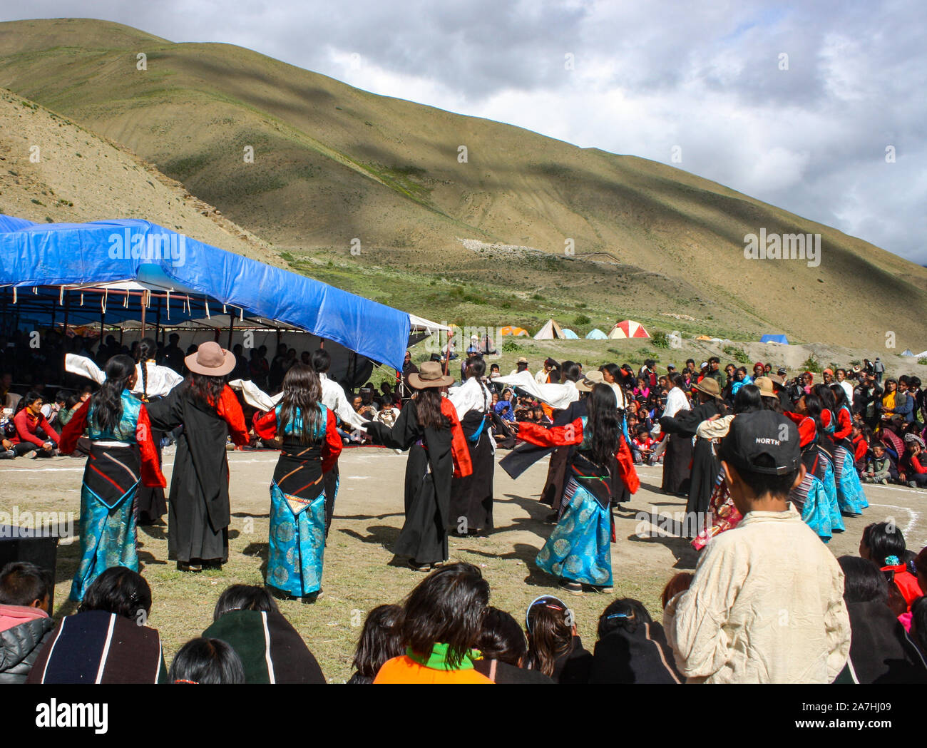 Tibetian- chinois fête traditionnelle avec la danse culturelle au cours de sélection en tête de moine dans le monastère de Dho Tarap, Dolpa, Népal Tibet- frontière. Banque D'Images