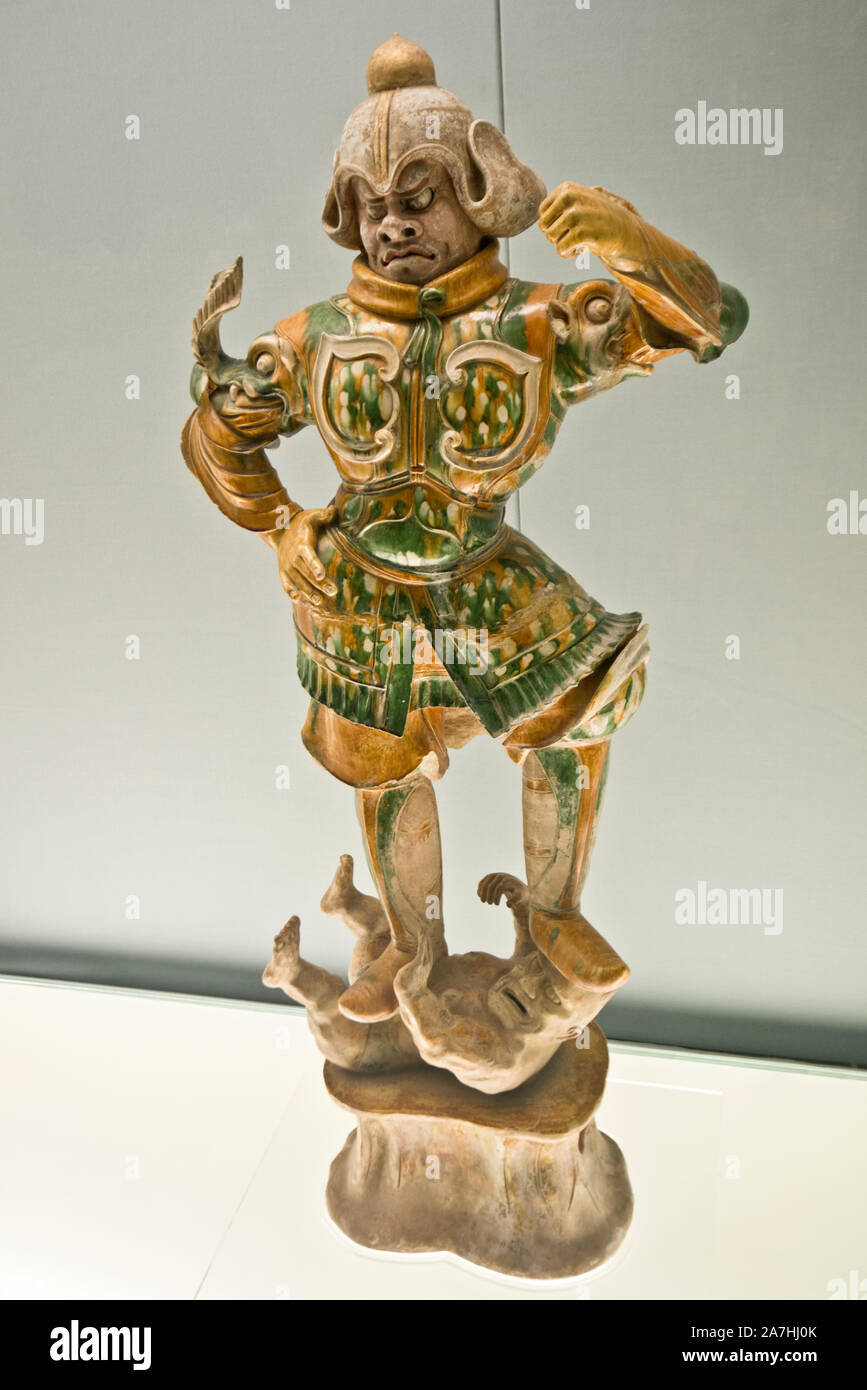 Porcelaine chinoise : statue en poterie émaillée polychrome de Heavenly Guardian. Dynastie Tang (618-907 A.D.). Musée de Shanghai, Chine. Banque D'Images