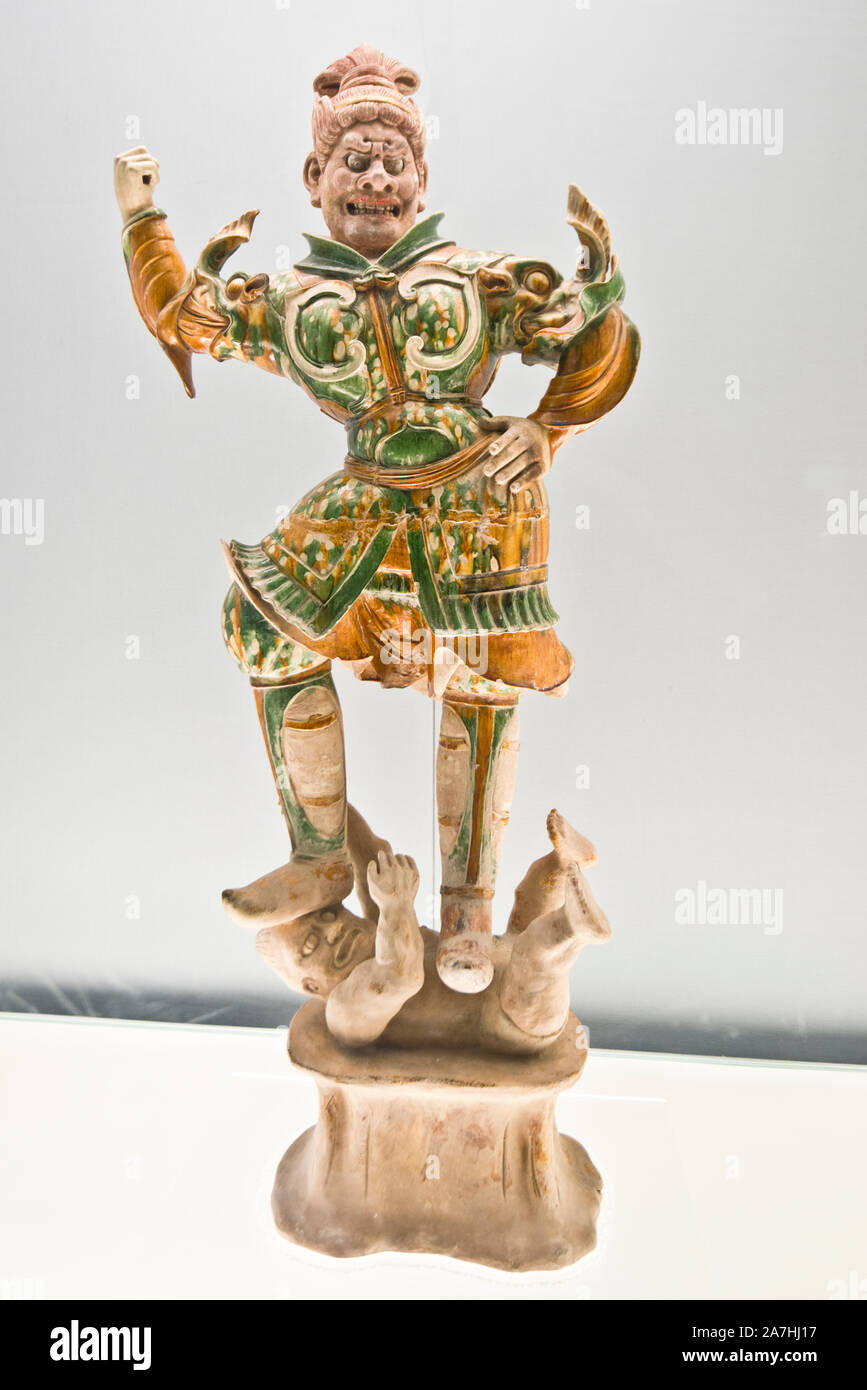Porcelaine chinoise : statue en poterie émaillée polychrome de Heavenly Guardian. Dynastie Tang (618-907 A.D.). Musée de Shanghai, Chine. Banque D'Images