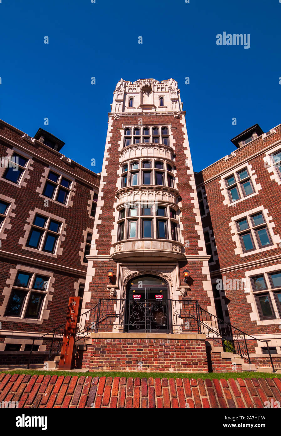 L'entrée de West Hall sur le côté nord du campus du Collège communautaire du comté d'Allegheny sur Ridge Avenue à l'automne, Pittsburgh, PA, USA Banque D'Images