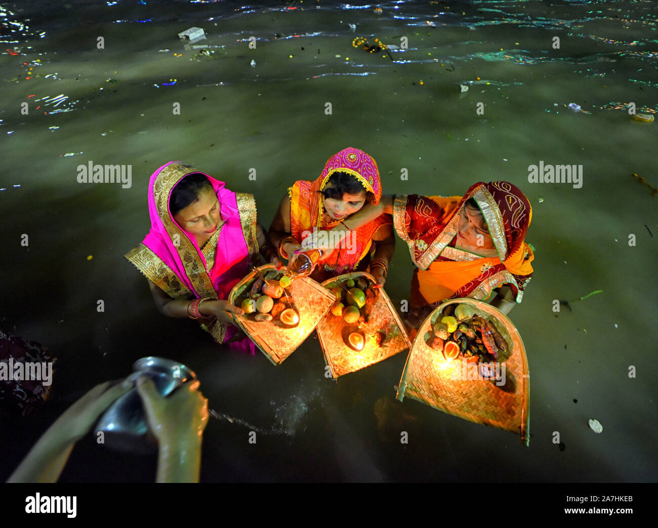 Kolkata, Inde. 09Th Nov, 2019. Les dévots hindous stand à la rivière Hooghly pour offrir des prières pour le coucher de soleil pendant la festival Chhath.Chhath festival, également connu sous le nom de Surya Pooja (culte du soleil), est observée dans l'Est de l'Inde où l'hommage est payé au soleil et l'eau des dieux. Credit : SOPA/Alamy Images Limited Live News Banque D'Images