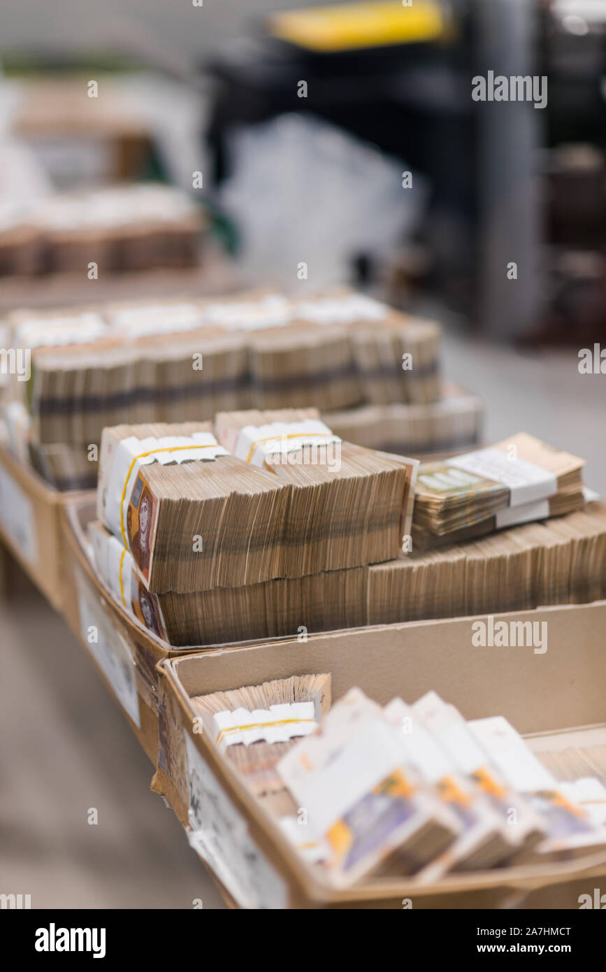 Grande quantité d'argent divisé et triés avec service de bandes et placés dans des boîtes en carton Banque D'Images