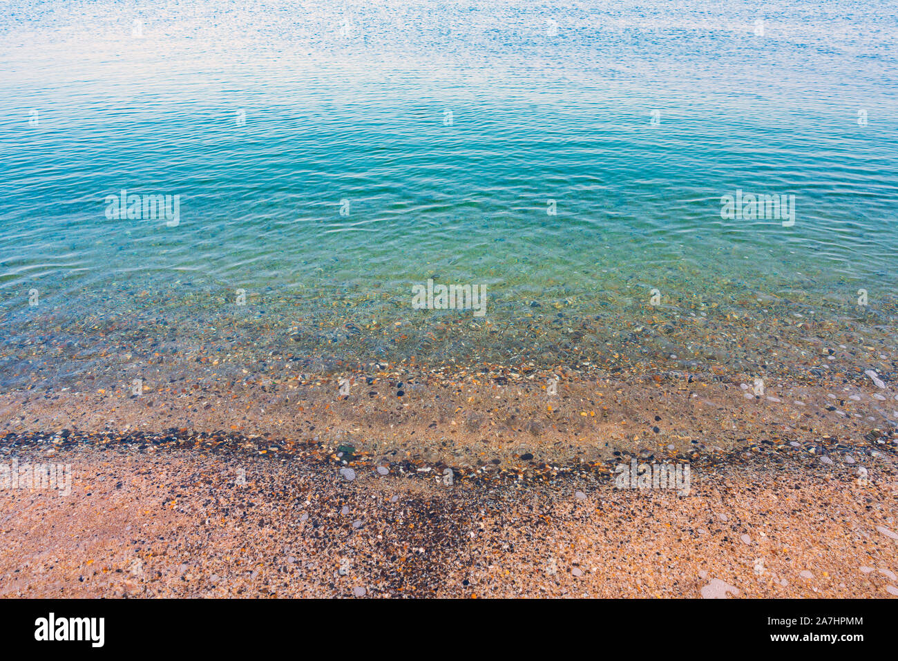 Mer calme avec de l'eau claire comme du cristal Banque D'Images