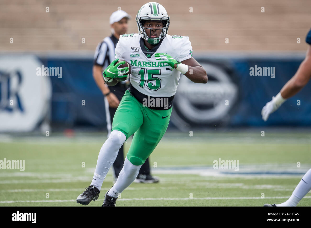 Houston, TX, USA. 2e Nov, 2019. Marshall Thundering Herd tight end Levias Armani (15) s'exécute après avoir fait une prise au cours du 1er trimestre d'un NCAA football match entre le Marshall Thundering Herd et les hiboux de Riz Riz au Stadium de Houston, TX. Marshall a gagné le match 20 à 7.Trask Smith/CSM/Alamy Live News Banque D'Images