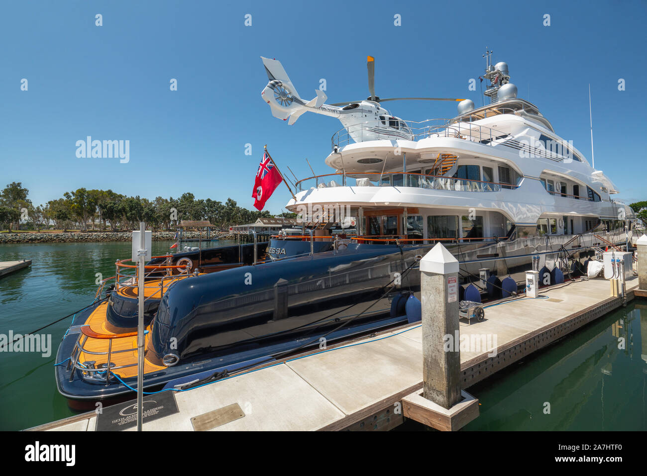Le bateau Yacht Mega Attessa amarré dans le port de plaisance de San Diego. A 332 pieds équipé de ses propres Megayacht Helicopter.Vue en gros à partir de la Cinquième Avenue Banque D'Images