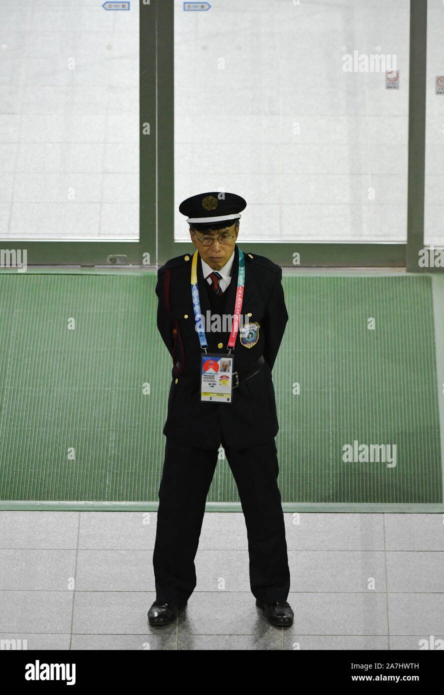 Tokyo, Japon. 2e Nov, 2019. Un stade stand gard poste au stade international de Yokohama dans la préfecture de Kanagawa, Japon après la Coupe du Monde de Rugby 2019 match final entre l'Angleterre et l'Afrique dans lequel l'Afrique du Sud a gagné 32 - 12 le 2 novembre 2019. Photo par : Ramiro Agustin Vargas Tabares Crédit : Ramiro Agustin Vargas Tabares/ZUMA/Alamy Fil Live News Banque D'Images
