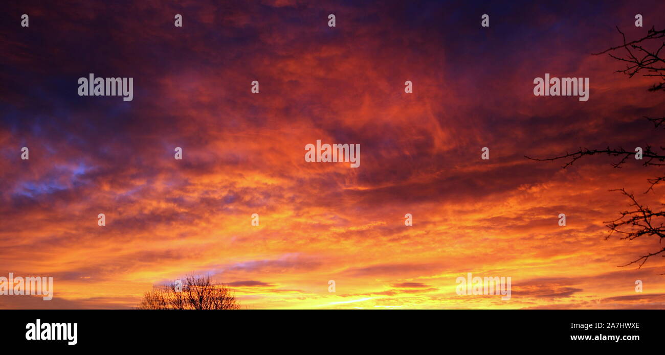 Ciel du matin avec des couleurs rouges et or au lever du soleil Banque D'Images