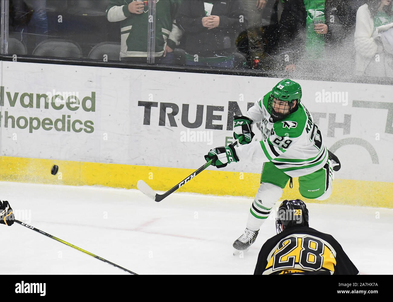 2 novembre 2019 La lutte contre l'avant du Dakota Hawks Jordanie Kawaguchi (29) incendies a tourné au cours de la 2019 de la Renommée du Hockey AMÉRICAIN NCAA men's match de hockey entre les Huskies de Michigan Tech et l'Université du Dakota du Nord, la lutte contre les Éperviers de Ralph Engelstad Arena à Grand Forks, ND. Dakota du Nord a gagné 3-1. Photo par Russell Hons Banque D'Images