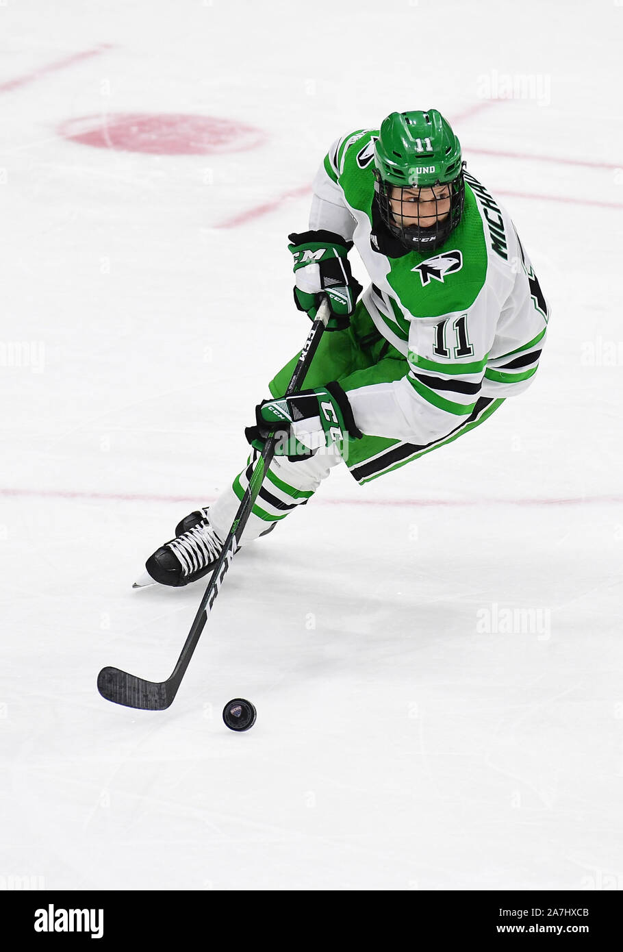 2 novembre 2019 Dakota du Nord de l'avant des patins avec le Westin Michaud puck au cours de la 2019 de la Renommée du Hockey AMÉRICAIN NCAA men's match de hockey entre les Huskies de Michigan Tech et l'Université du Dakota du Nord, la lutte contre les Éperviers de Ralph Engelstad Arena à Grand Forks, ND. Dakota du Nord a gagné 3-1. Photo par Russell Hons Banque D'Images