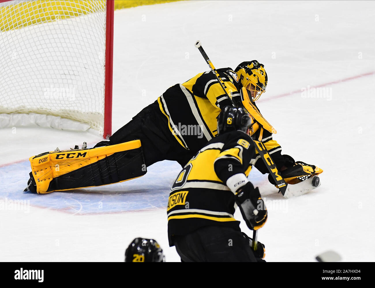 2 novembre 2019 les Huskies de Michigan Tech Robbie gardien Beydoun (35) fait une sauvegarde au cours de la 2019 de la Renommée du Hockey AMÉRICAIN NCAA men's match de hockey entre les Huskies de Michigan Tech et l'Université du Dakota du Nord, la lutte contre les Éperviers de Ralph Engelstad Arena à Grand Forks, ND. Dakota du Nord a gagné 3-1. Photo par Russell Hons Banque D'Images