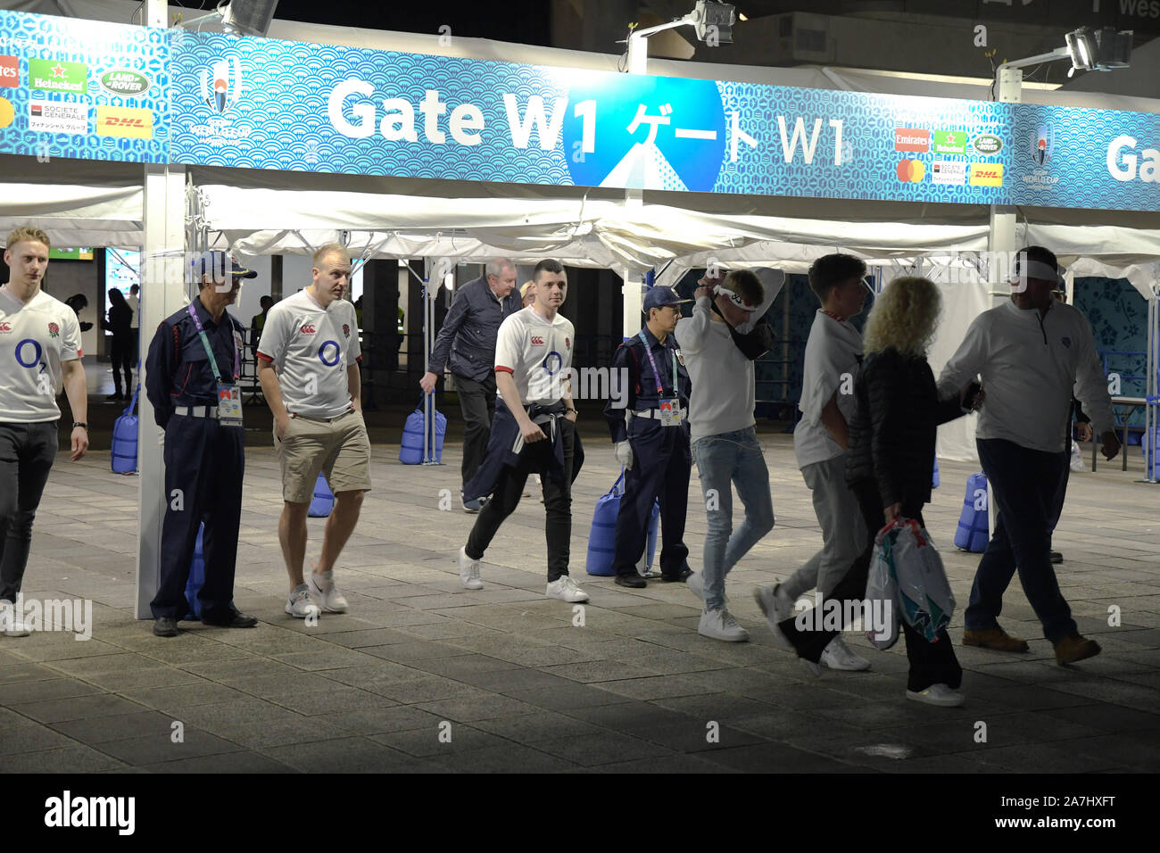 Tokyo, Japon. 2e Nov, 2019. French fans quittent le stade international de Yokohama dans la préfecture de Kanagawa, Japon lors de la Coupe du Monde de Rugby 2019 match final entre l'Angleterre et l'Afrique dans lequel l'Afrique du Sud a gagné 32 - 12 le 2 novembre 2019. Photo par : Ramiro Agustin Vargas Tabares Crédit : Ramiro Agustin Vargas Tabares/ZUMA/Alamy Fil Live News Banque D'Images