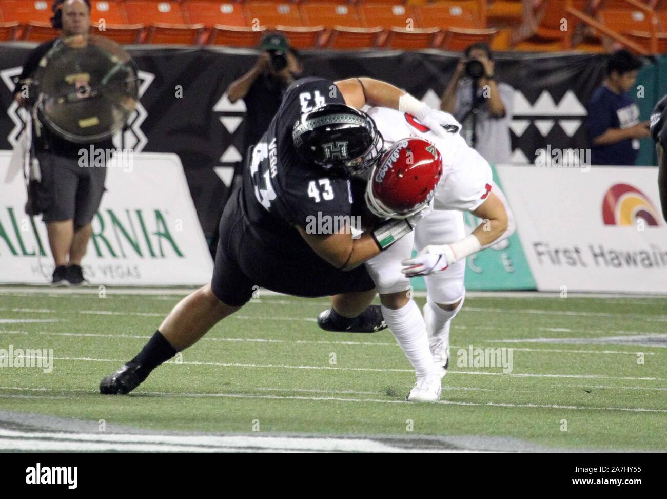 2 novembre 2019 - Hawaii Rainbow Warriors joueur de ligne défensive Mason Vega # 43 attaque à Fresno State Bulldogs d'utiliser de nouveau Josh Hokit # 9 pour une perte pendant un match entre les fresno State Bulldogs et le Kansas Rainbow Warriors à l'Aloha Stadium d'Honolulu, HI - Michael Sullivan/CSM. Banque D'Images