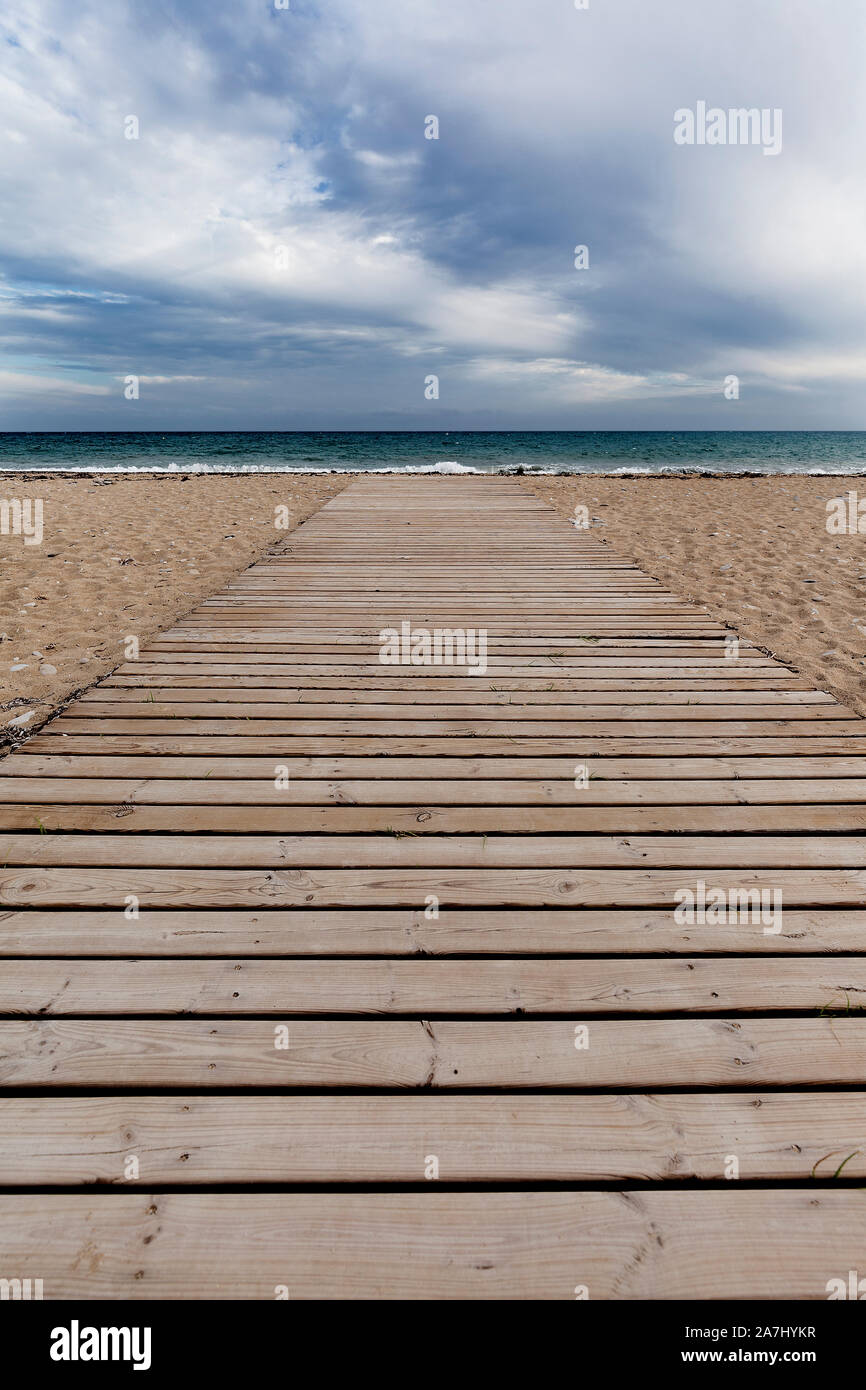 Passerelle en bois sur la plage de Bol Nou, dans le village de Villajoyosa, province d'Alicante, Espagne. Banque D'Images