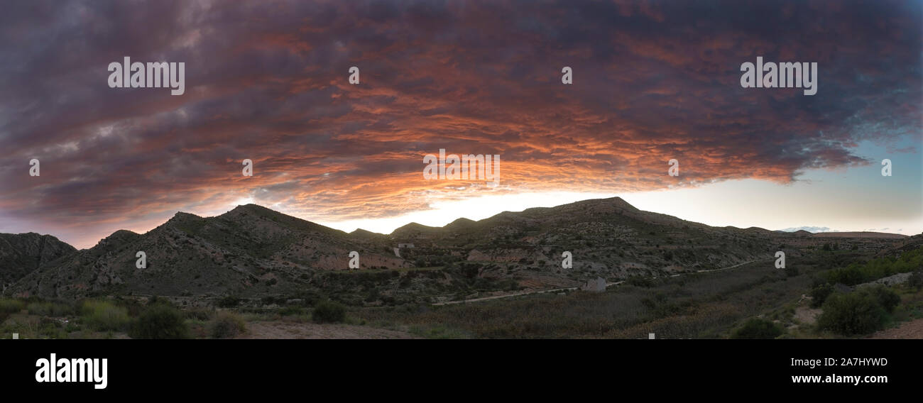 Coucher du soleil dans les montagnes de l'Aspe, province d'Alicante, Espagne. Banque D'Images