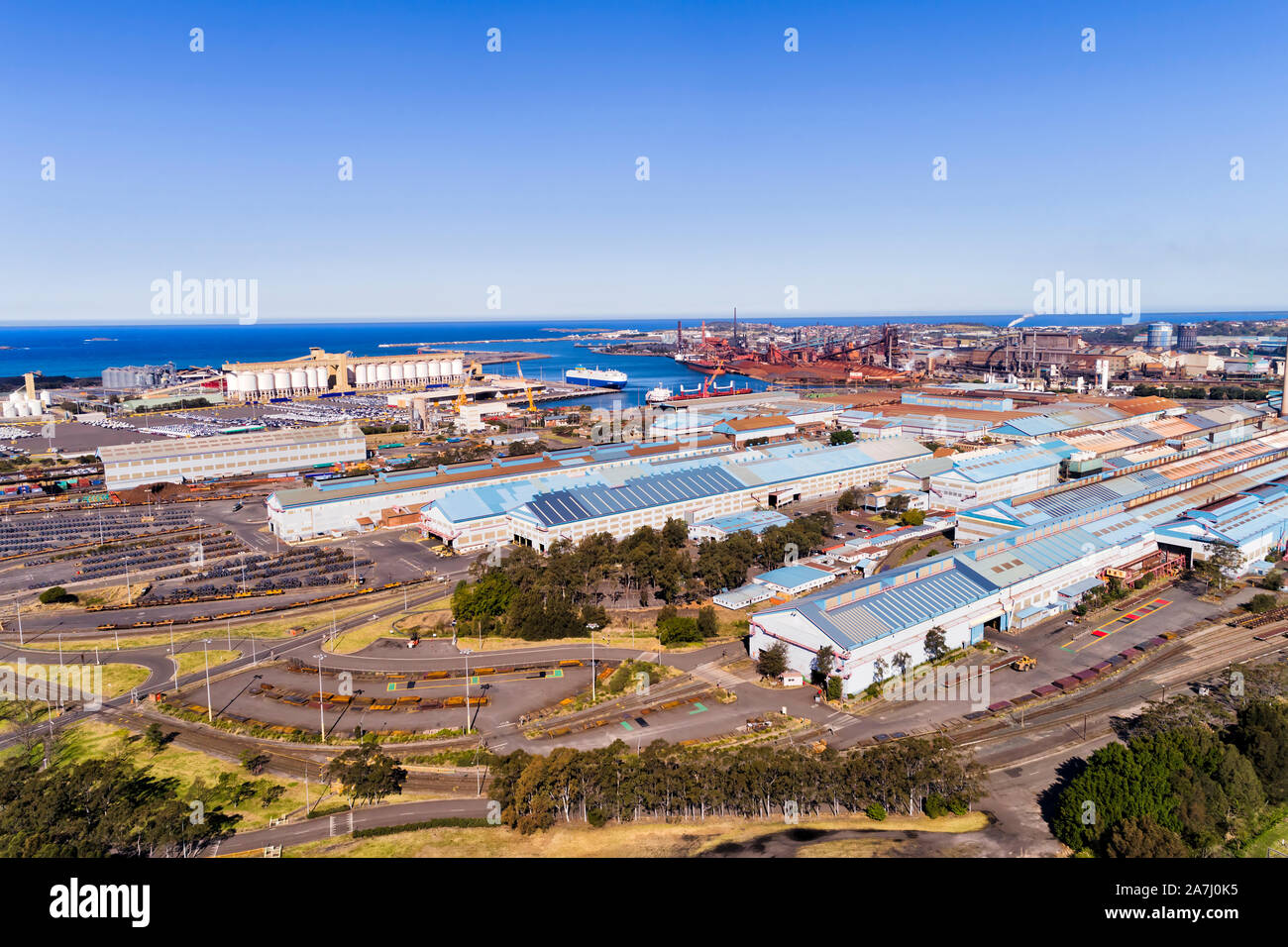 Mills, entrepôts et parcs de stockage de Port Kembla site industriel et port de mer près de Wollongong en Australie. Vue aérienne élevée au site vers Banque D'Images