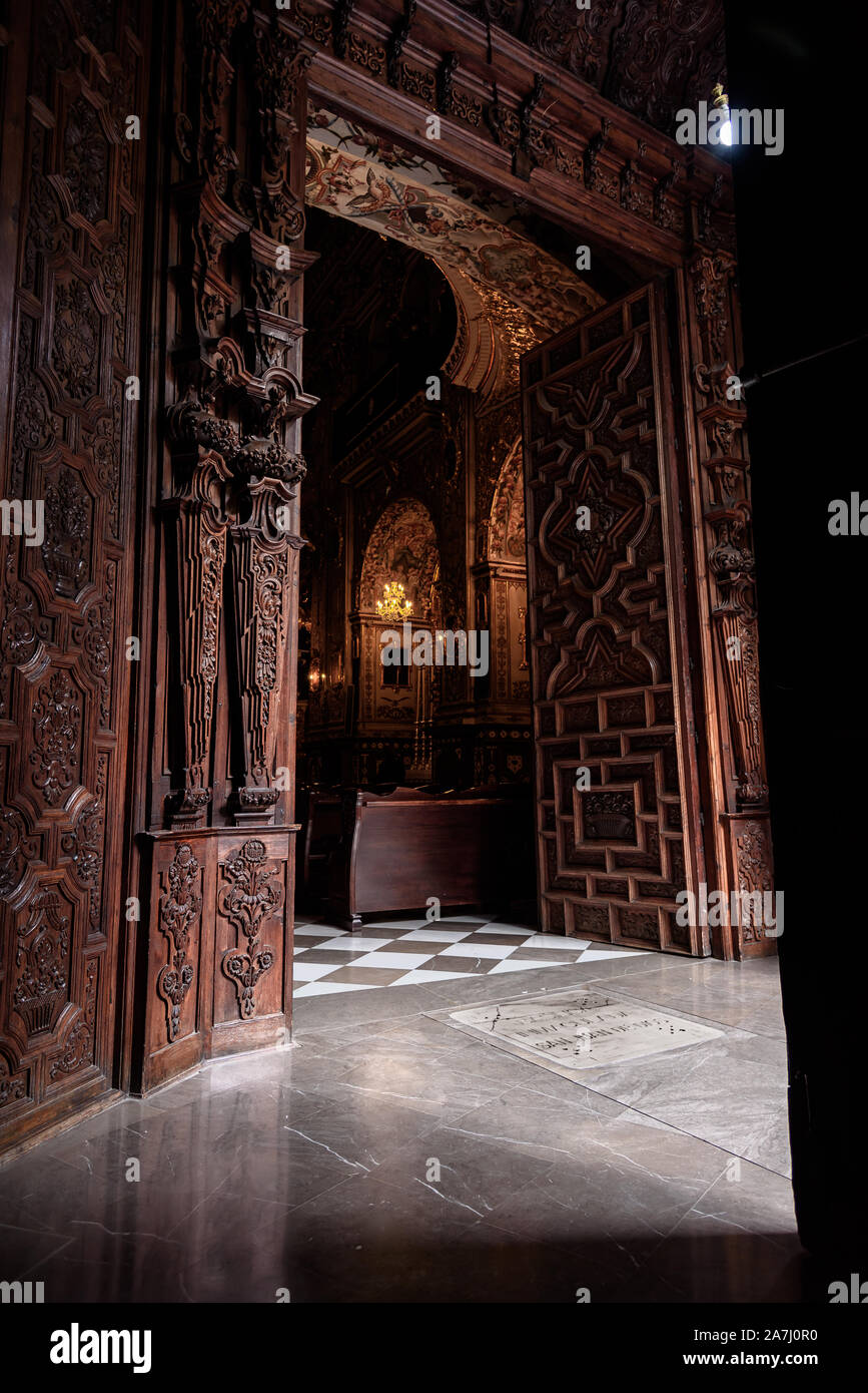 Vue de la porte en bois d'entrée de l'église de saint Jean (San Juan de Dios) à Grenade, Espagne. Banque D'Images