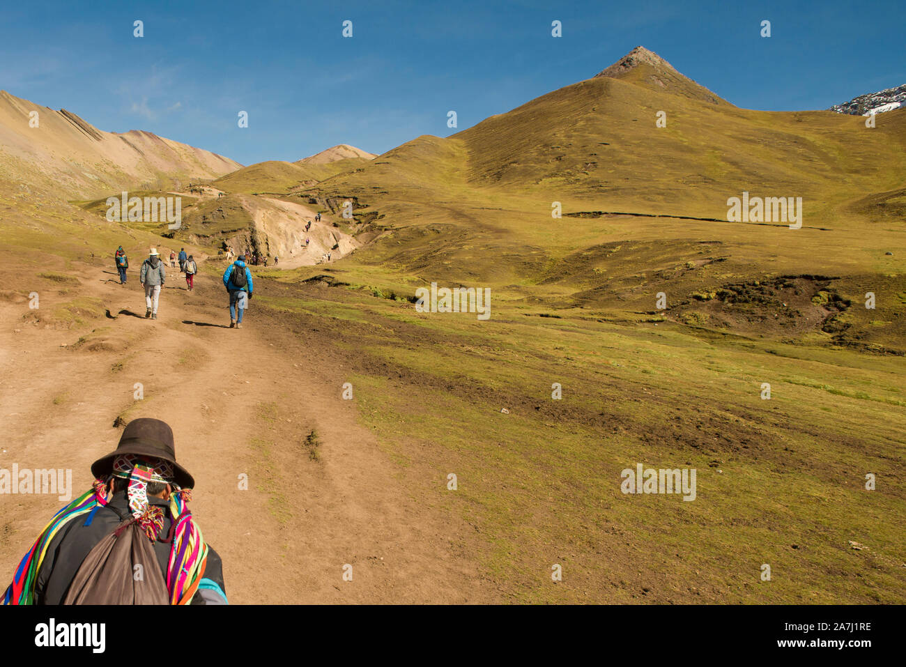 Touristes en randonnée vers le haut Vinicunca (Rainbow Mountain) à  Pitumarca, Pérou Photo Stock - Alamy