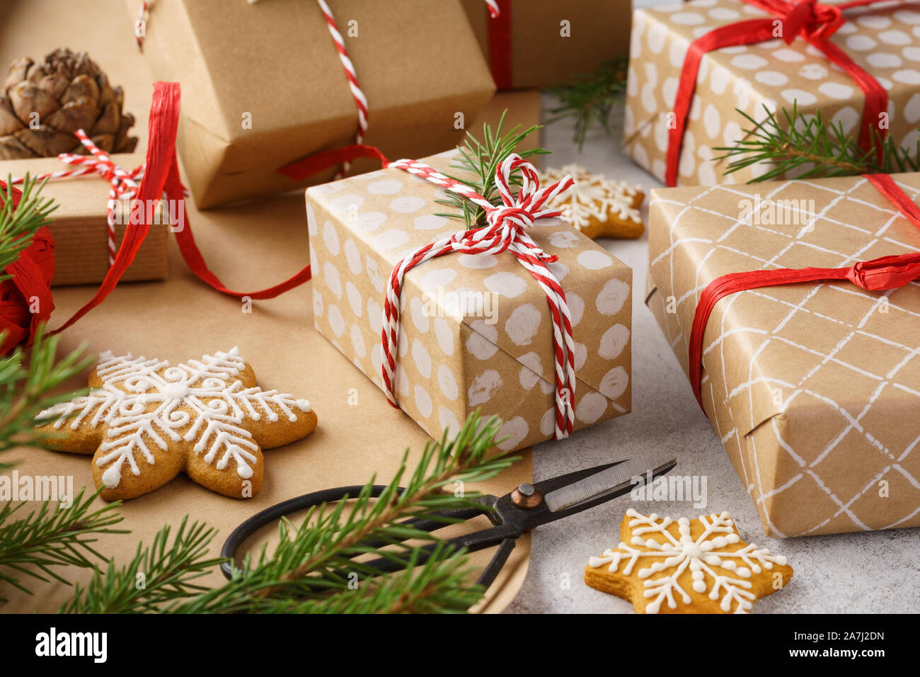 Cadeaux de Noël faits à la main, papier d'emballage, cookies, ruban rouge  et ficelle. Vacances d'hiver de préparation. Ambiance de Noël Photo Stock -  Alamy