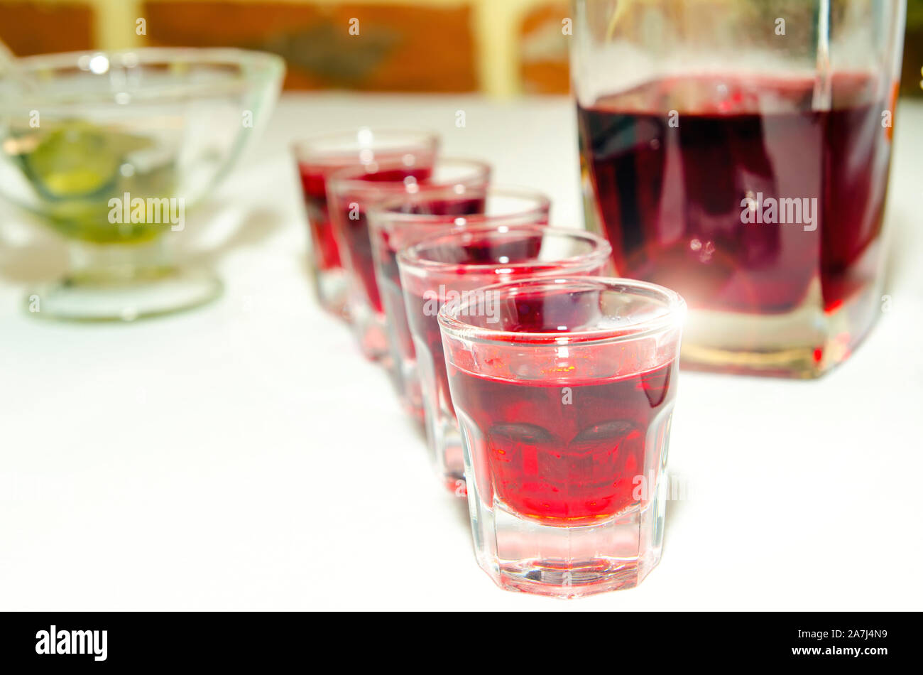Des coups de feu dans un bar avec alcool rouge Banque D'Images