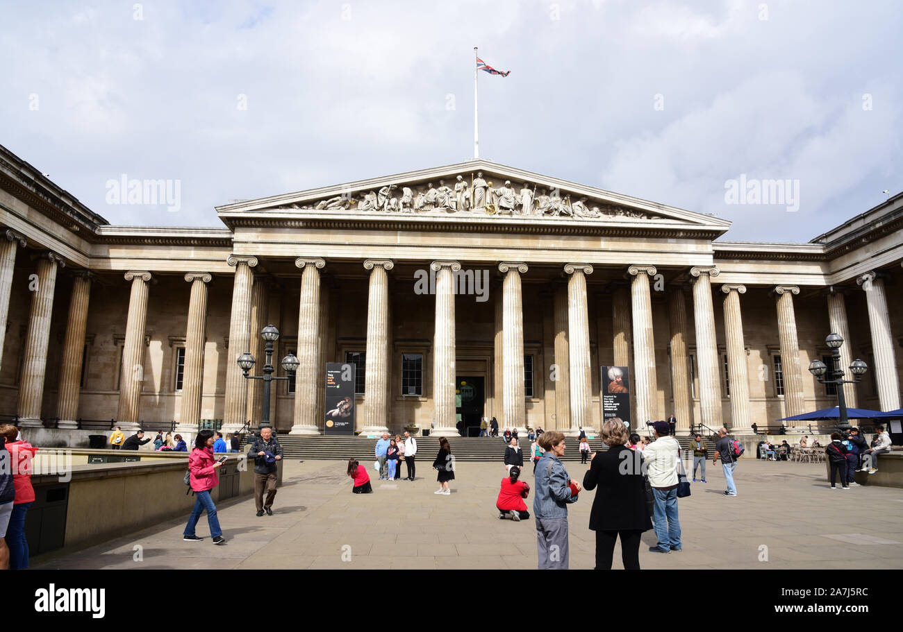 06 septembre 2019, Grande Bretagne, Londres : Les visiteurs sont devant le British Museum. Le musée est un des plus grands et des plus importants musées d'histoire culturelle dans le monde. Autour de 8 millions d'objets ont été recueillis, la documentation de l'histoire culturelle de l'humanité depuis ses origines à nos jours. Photo : Waltraud Grubitzsch/dpa Banque D'Images