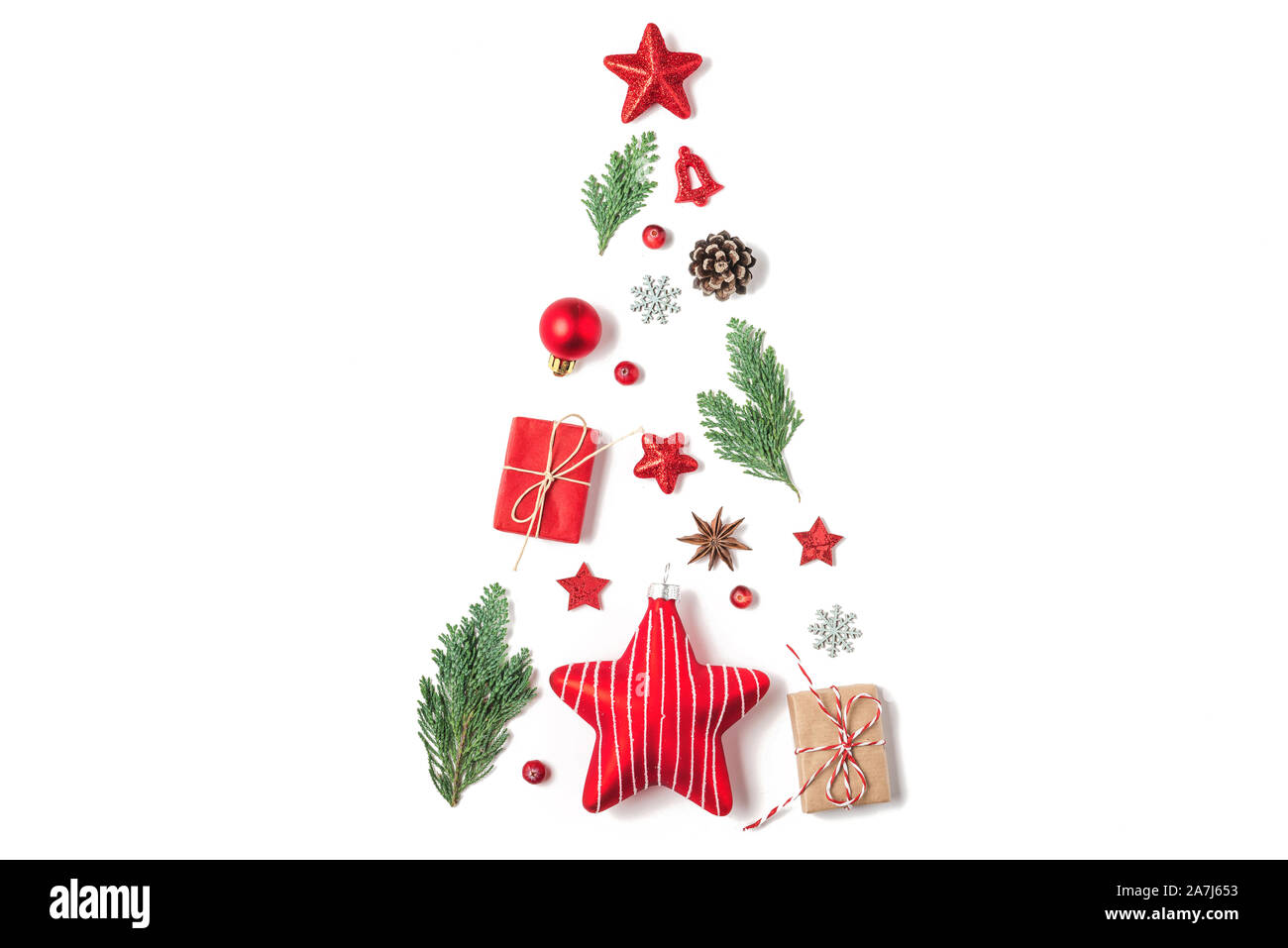 Arbre de Noël à partir de branches de sapin rouge, décorations, cadeaux et baies d'hiver sur fond blanc. maison de vacances concept créatif. nouvelle année ou chris Banque D'Images