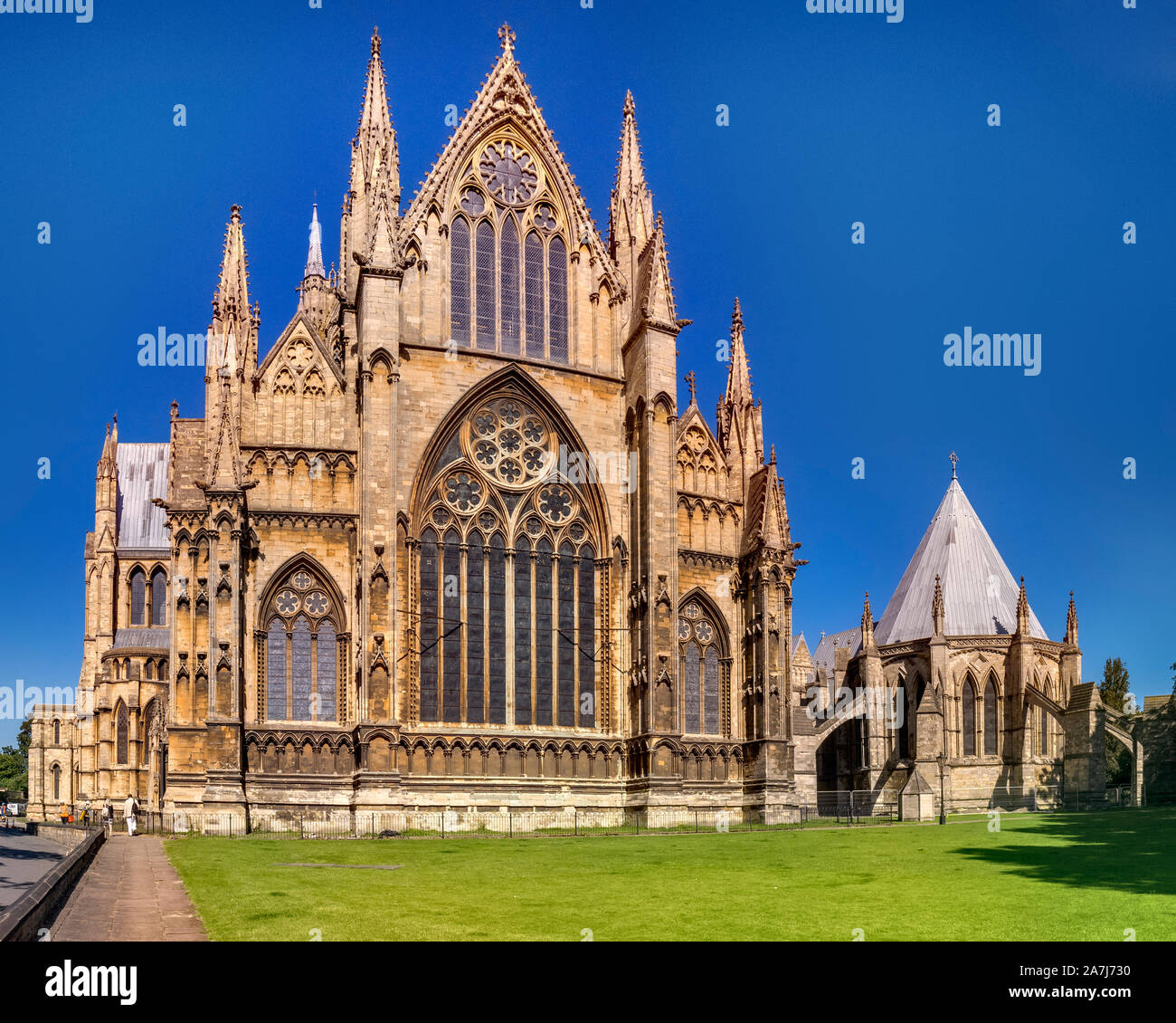 2 Juillet 2019 : Lincoln, Lincolnshire, Royaume-Uni - La façade est et la salle du chapitre de la cathédrale de Lincoln. Banque D'Images