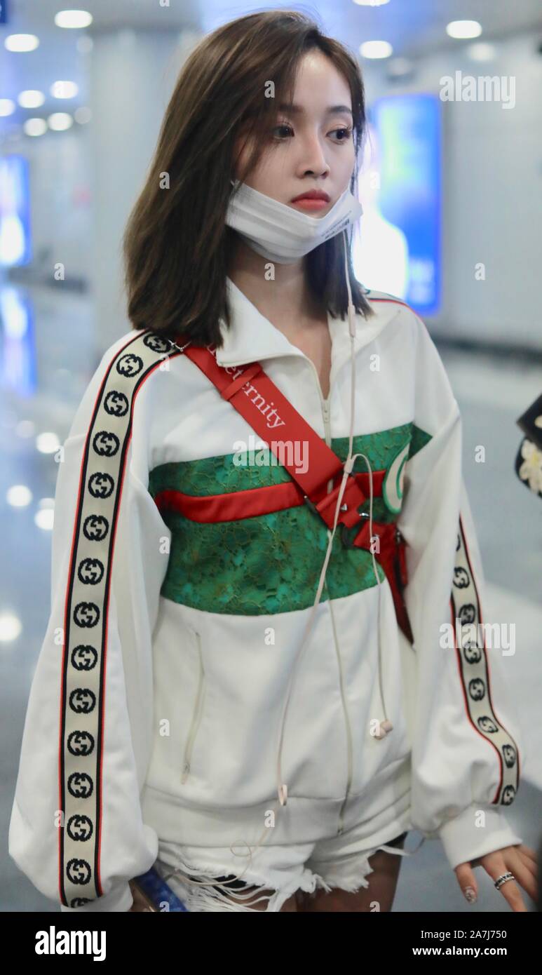 Chanteuse et actrice chinoise Wu Xuanyi de groupe pop chinois Rocket Girls 101 et du Sud groupe fille Korean-Chinese filles cosmique, également connu sous le WJSN, arriv Banque D'Images