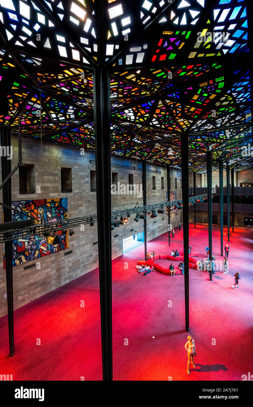 2 Nov 19. Melbourne, Victoria. Toit en verre teinté dans la Galerie nationale de Victoria Banque D'Images