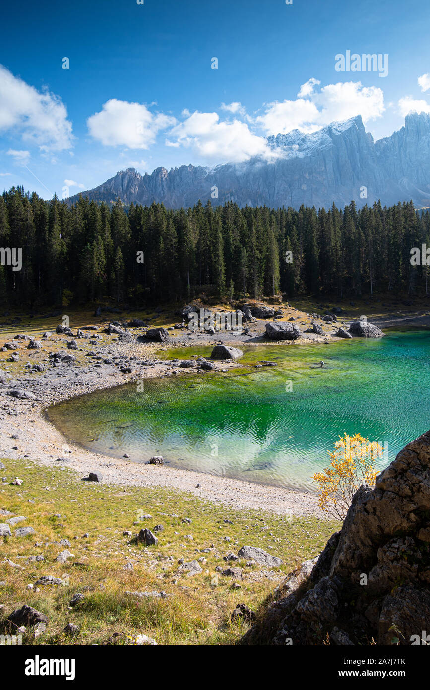 Carezza Lake Lac Karersee ou avec l'eau de couleur bleu profond et la chaîne de montagnes des Dolomites de la région Trentin-Haut-Adige, Italie, Europe. Banque D'Images