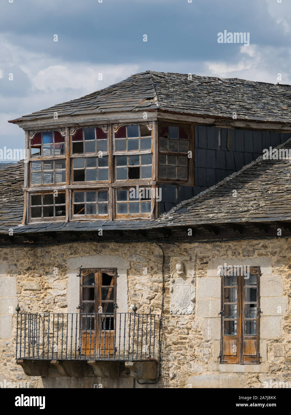 Vue détaillée d'une vieille maison de village abandonné à Puebla de Sanabria, Zamora, Espagne Banque D'Images