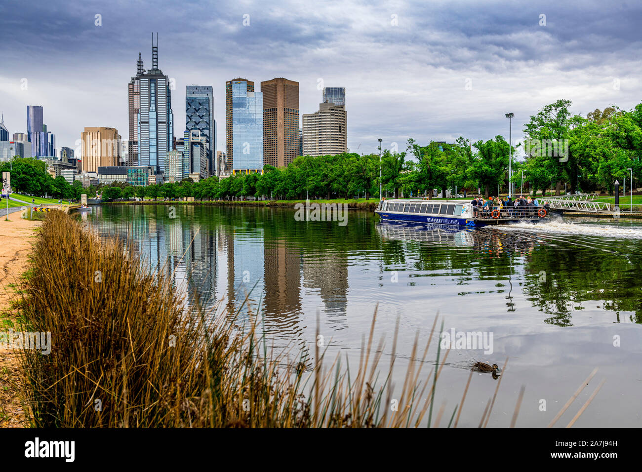 Un ciel couvert et orageux typique journée Melbourne, avec la rivière Yarra et les toits de la ville reflète dans l'eau. Banque D'Images
