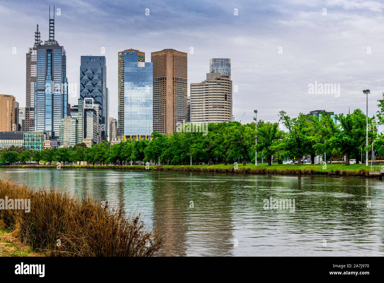 Un ciel couvert et orageux typique journée Melbourne, avec la rivière Yarra et les toits de la ville reflète dans l'eau. Banque D'Images