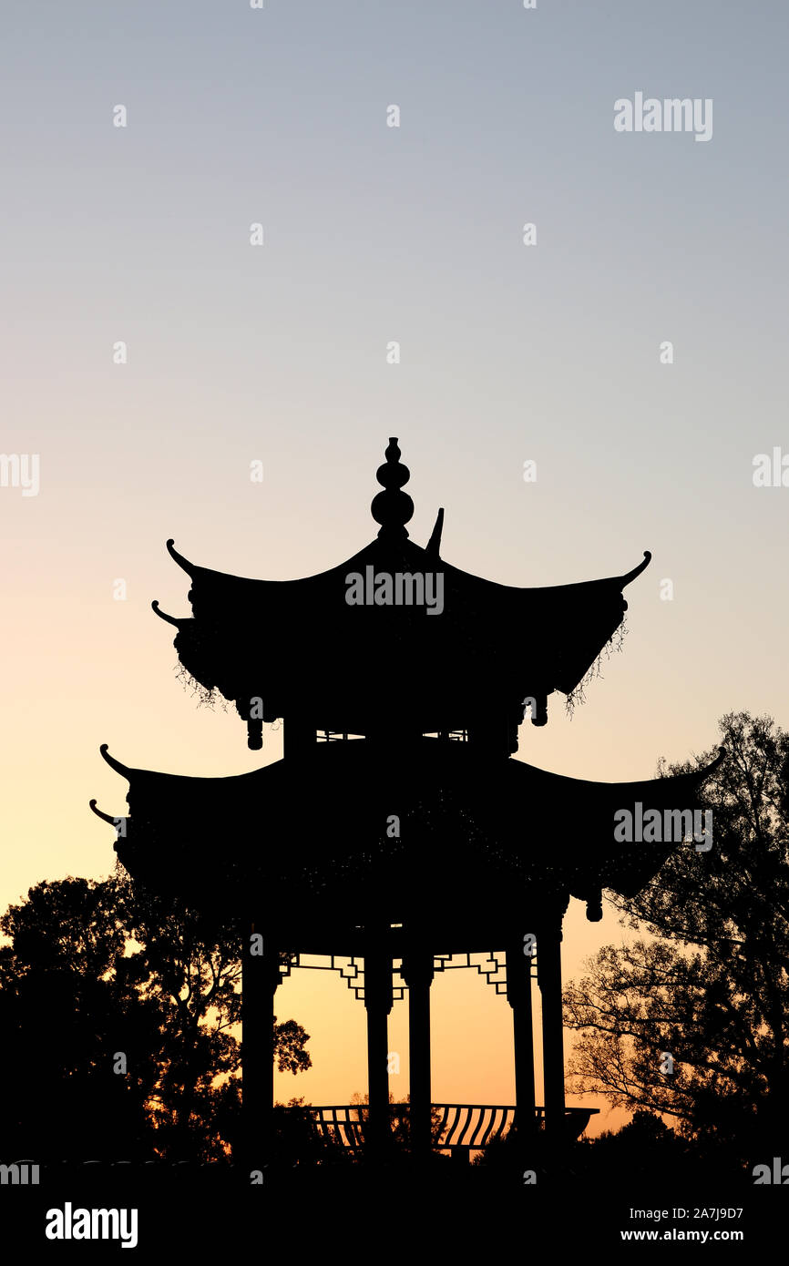 Pagode asiatique silhouette dans le coucher du soleil Banque D'Images