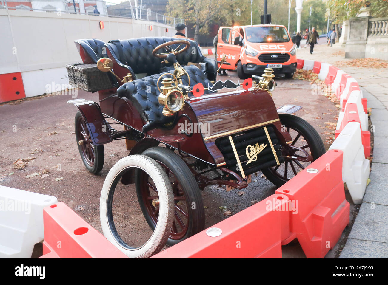 Londres, Royaume-Uni. 3 novembre 2019. A broken down vintage sur le Mall, est assisté par l'ACFC Royal Automobile Club . Pièces Vintage prendre part à l'Bonhams Londres à Brighton veteran car run, l'événement automobile le plus ancien dans le monde en 1896, et a eu lieu la plupart des années depuis la première renaissance en 1927 . amer ghazzal /Alamy live News Banque D'Images