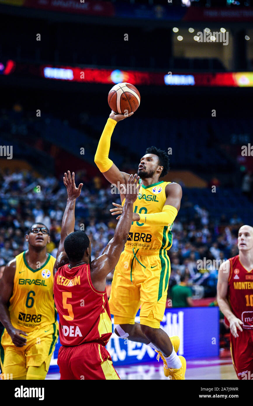 Alex Garcia, de l'Équipe nationale de basket-ball Brizilian, haut, passe à  score à la troisième série de Groupe F République de Monténégro contre le  Brésil 2019 FIBA Ba Photo Stock - Alamy