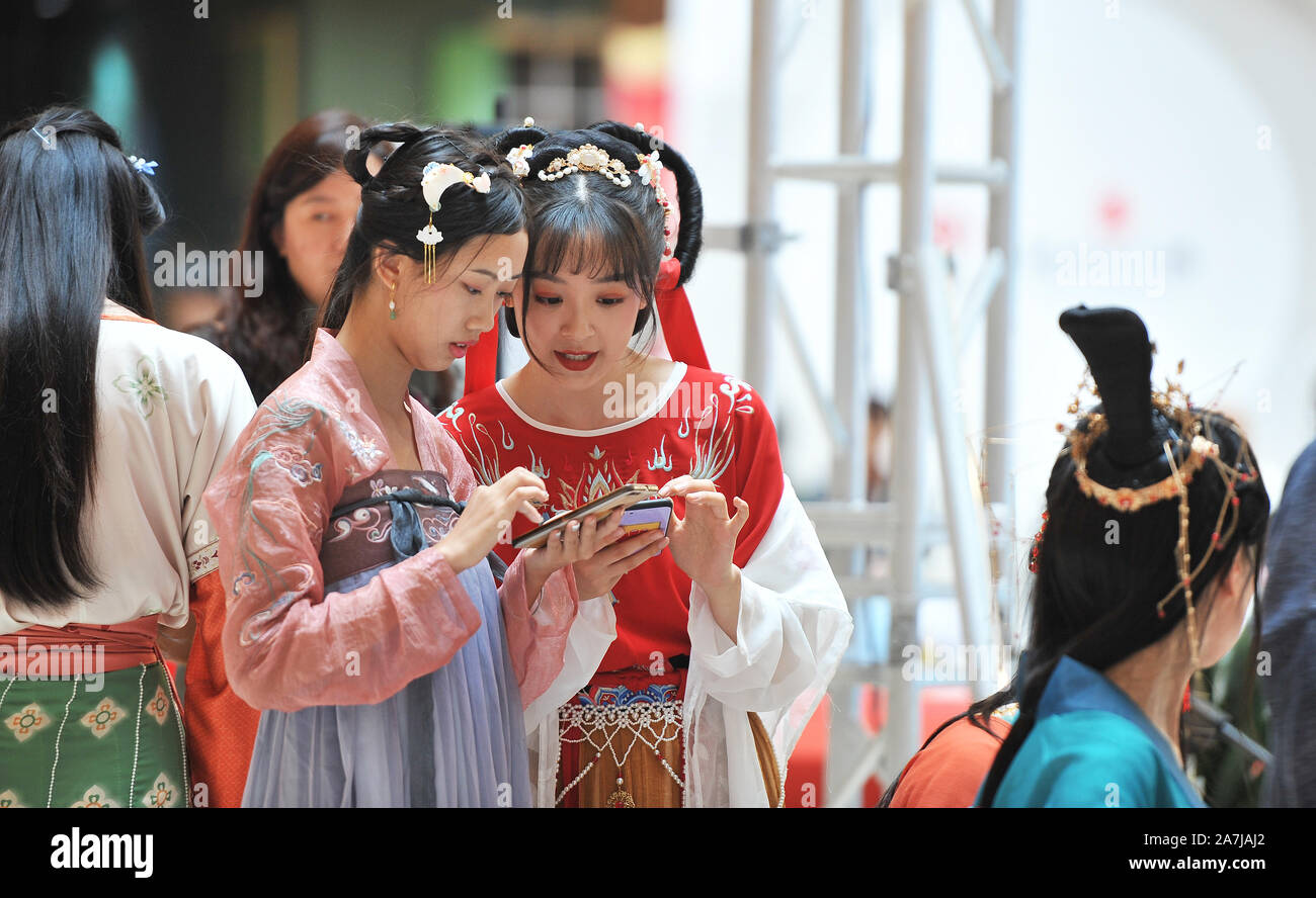 Vinaigrette chinoise antique de beautés vêtements préparer à montrer et à effectuer au cours de l'ancien concours de beauté vêtements chinois à Shenyang city, n Banque D'Images